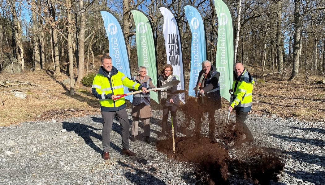 Vid spadtaget medverkade (från vänster): Lars Edström, Lisbeth Schultze, Helèn Eliasson, Jan Hallberg och Per-Anders Gustafsson. Foto: Göteborg Energi