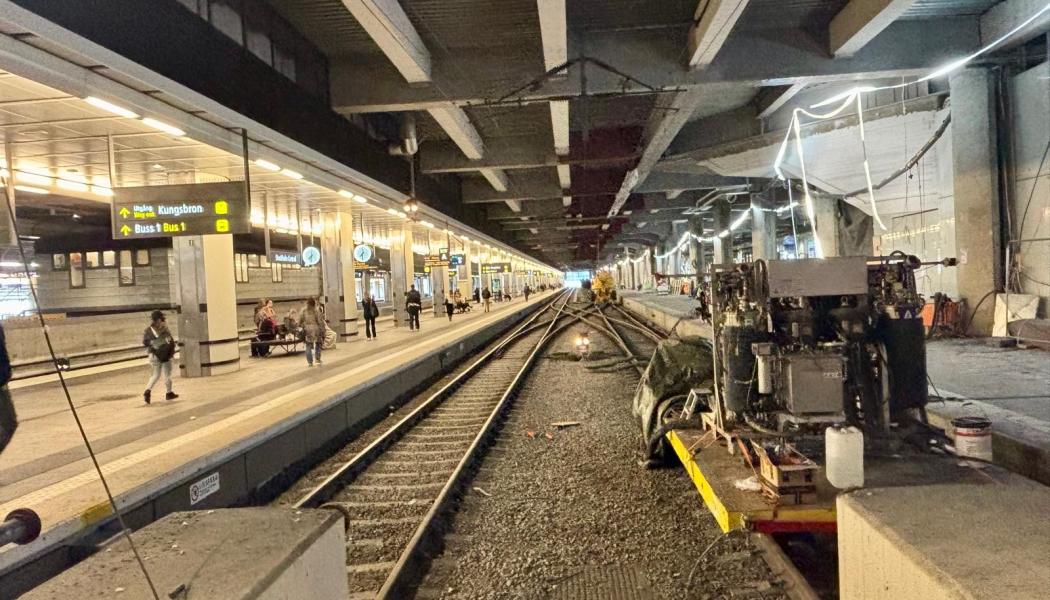 Järnvägsarbete vid Stockholm Central. Flera planerade arbeten påverkar tågtrafiken i sommar. Foto: Stina Wickenberg