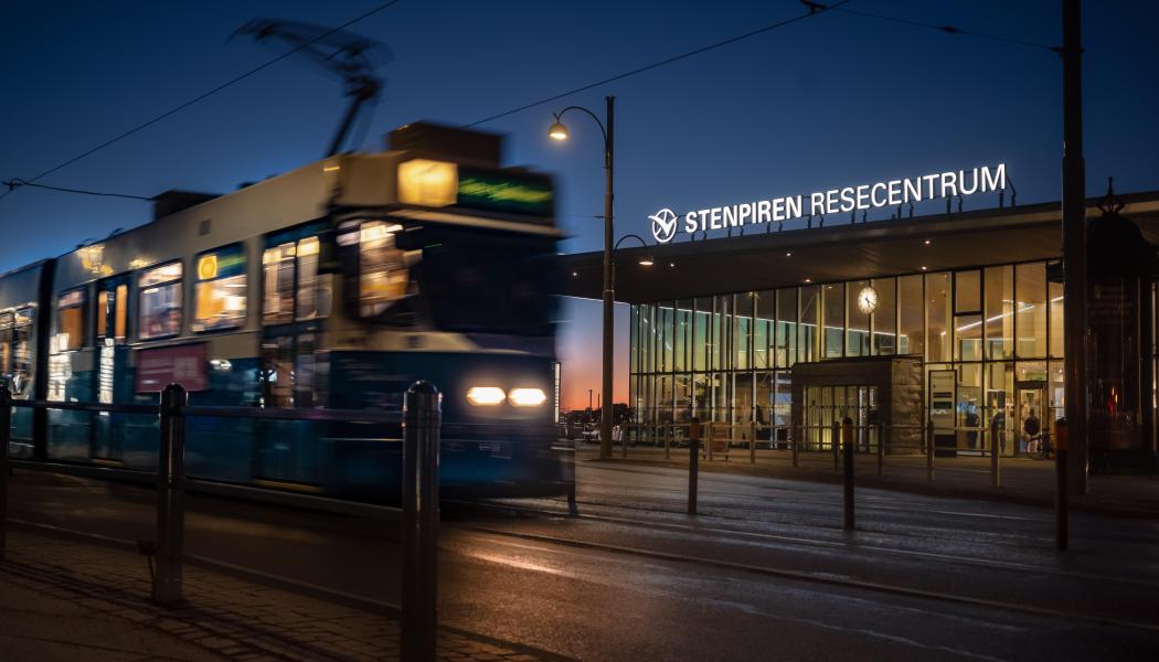 Målet är att åtta spårvagnar i veckan ska få nya skyltar installerade. Foto: Göteborgs Spårvägar