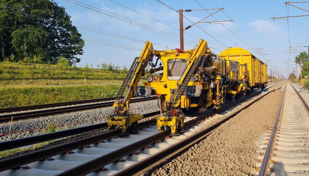 Här förbereds spåren för högre hastigheter, vilket innebär att tåg i framtiden kan färdas i upp till 200 kilometer i timmen. Foto: Banedanmark
