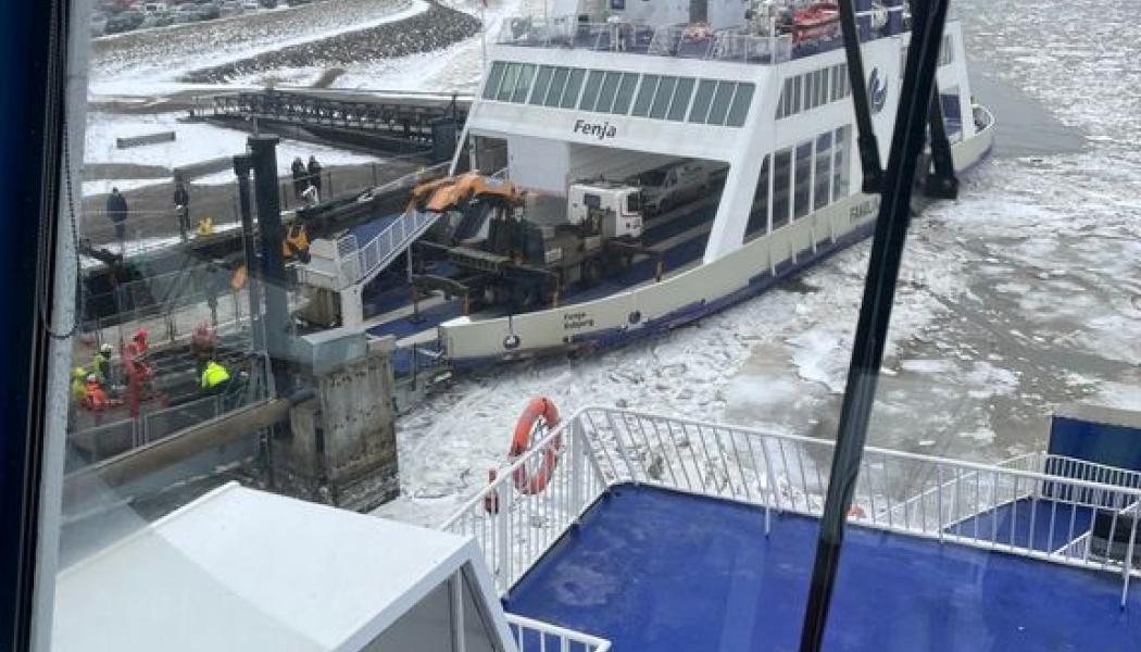 Det arbetades intensivt i det iskalla vädret när rampen gav vika och föll ned. Erfarenheterna från det första ramphaveriet innebar att trafiken på Fanølinjen kunde återupptas relativt snabbt denna gång. Nu ska en ny utformning av lyftcylindrarna bidra till att händelsen inte upprepas. Foto: Molslinjen