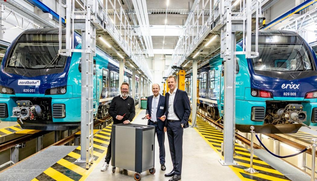 FLIRT Akku-tåget är den batteridrivna versionen av FLIRT-serien från Stadler. Schleswig-Holsteins kollektivtrafikförbund (NAH.SH) beställde 55 tvåbils FLIRT Akku-tåg på uppdrag av delstaten Schleswig-Holstein i juli 2019 som en del av ett innovationspartnerskap. De batteridrivna multipelenheterna har varit i reguljär trafik sedan oktober 2023 som världens första batterielektriska tågflotta. Foto: Stadler