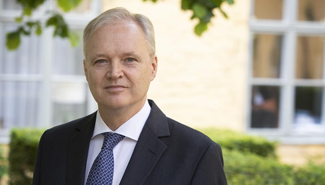 Sten Tolgfors i residensets trädgård. Foto: Länsstyrelsen Västra Götaland