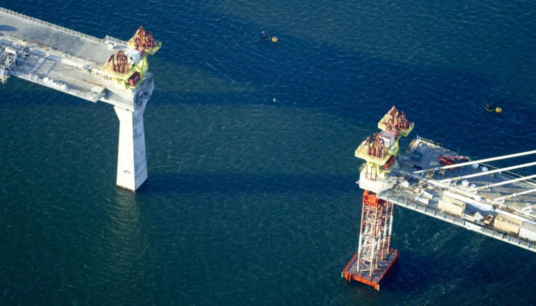 Det sista brobärande elementet flyttades ut och lyftes på plats nyligen. Den nya Storstrømsbron kommer att bli Danmarks tredje största bro efter Öresundsbron och bron över Stora Bält. Foto: Vejdirektoratet