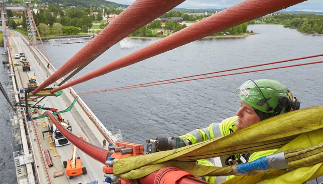 Det går raskt framåt med kabelbytena på Strömsundsbron. Foto: Trafikverket