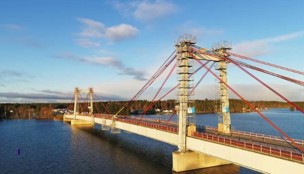 Strömsundsbron är en cirka 330 meter lång snedkabelbro och en viktig del av E45 över Ströms Vattudal i Strömsund. Foto: Trafikverket
