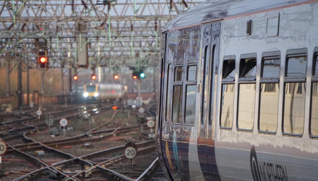 De växande problemen i tågtrafiken har lett till att allt fler lyfter frågan om återreglering. Foto: sam b / unsplash 