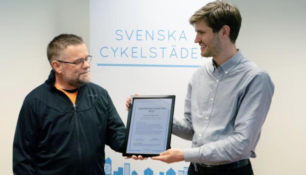 Cykelplaneringspriset överlämnas av verksamhetsledare Samuel Williams. Foto: Svenska Cykelstäder