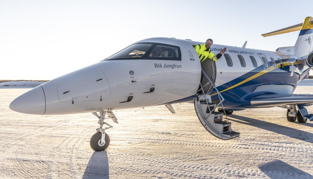 Ambulansflygplan med styrman i motljus. Foto: Kommunalförbundet Svenskt Ambulansflyg