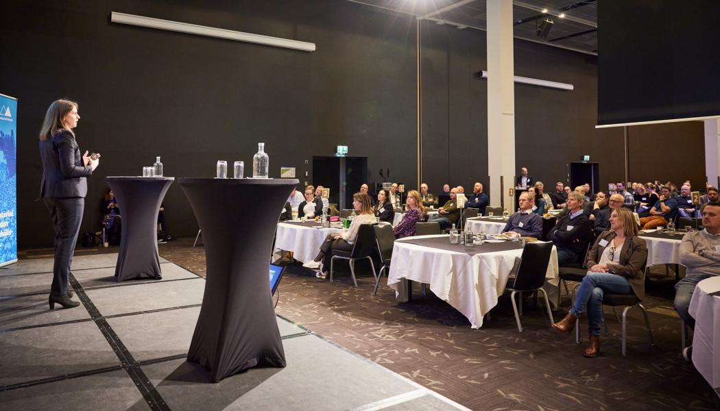 Lisa Sennström, hållbarhetschef SBMI, talar under branschdagen 2023. Foto: SBMI