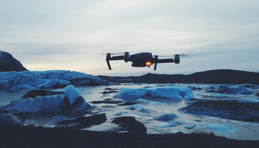 Det finns stor potential för användning av drönare i kommuner och regioner men dagens regler för drönare är för krångliga, anser Sveriges Kommuner och Regioner. Foto: Dion Tavenier/Unsplash