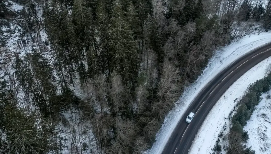 Under de närmaste fyra åren får Svevia fortsatt förtroende av Trafikverket att utföra basunderhållet av de statliga vägarna i driftområde sydvästra Värmland. Foto: Joachim Nywall