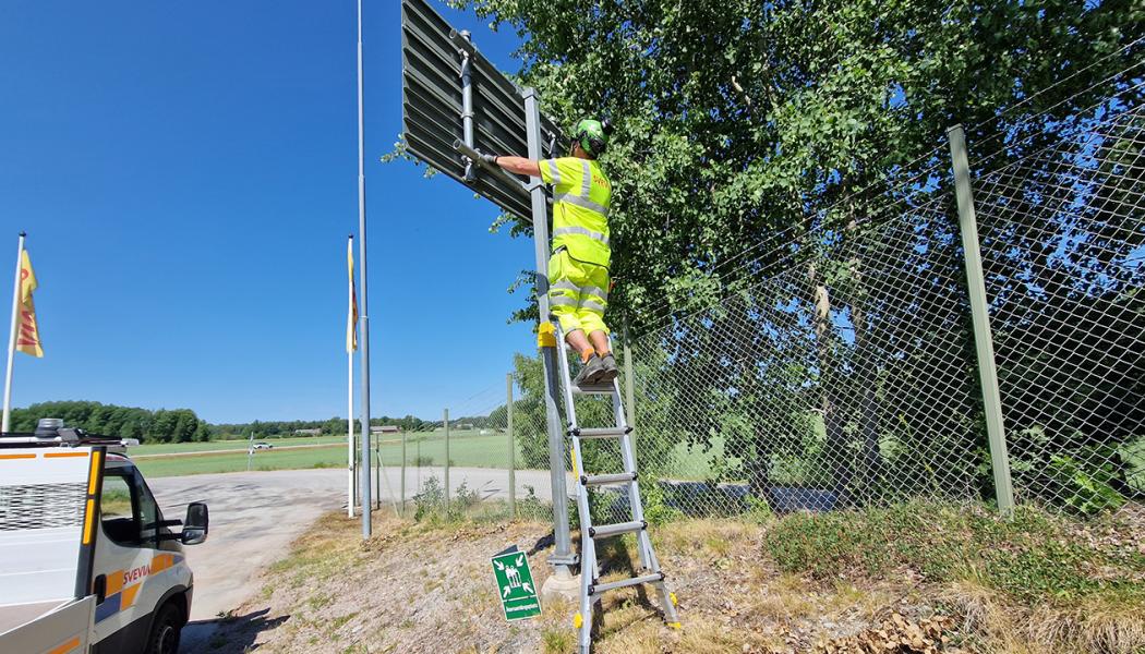Svevia har tagit fram en stege som minskar risken för fallolyckor vid skyltarbete. Foto: Nicklas Gjerdingen