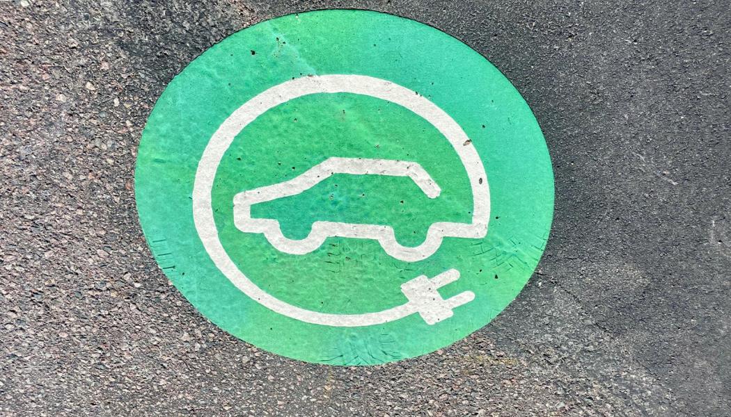 Transportsektorn ska minska utsläppen med minst 70 procent till 2030, och Klimatpolitiska rådet vill snabba på elektrifieringen. Foto: Stina Wickenberg