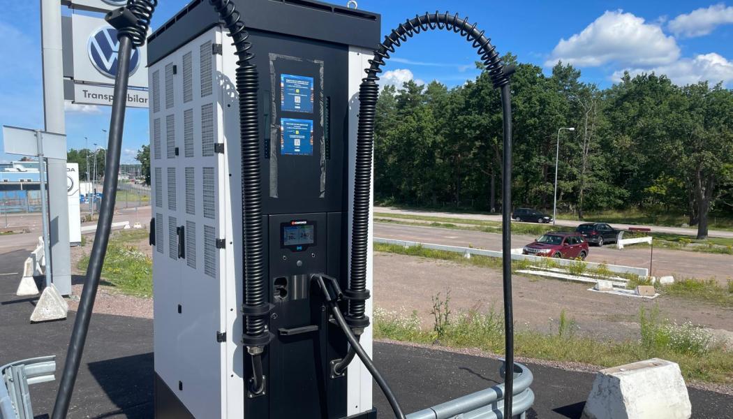 På de utvalda rastplatserna ska det även finnas möjlighet att ladda lätta fordon, som personbilar och lättare lastbilar, för att underlätta elektrifieringen även av dessa fordon.   Foto: Stina Wickenberg