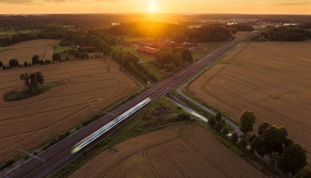 Den nya järnvägen för hastigheter upp till 250 km/h ska minska restiden och öka tågavgångarna, då dagens enkelspår inte möter behovet. Foto: Sweco