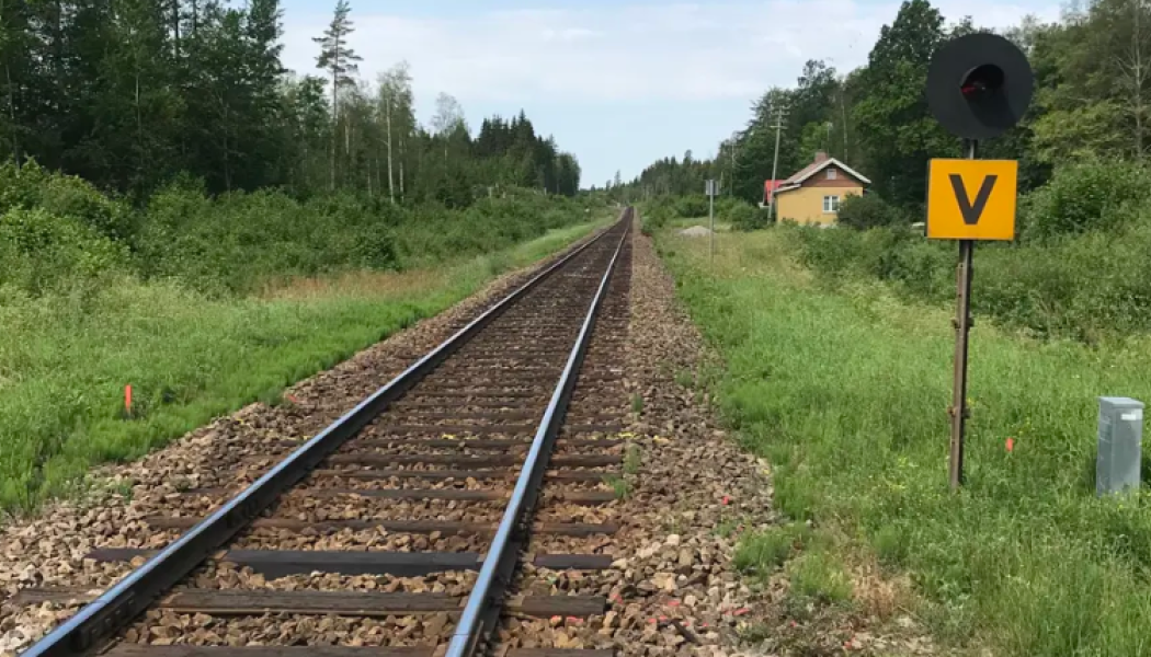 Sydostlänken innebär att Olofströmsbanan mellan Älmhult och Olofström elektrifieras och rustas upp. Foto: Trafikverket