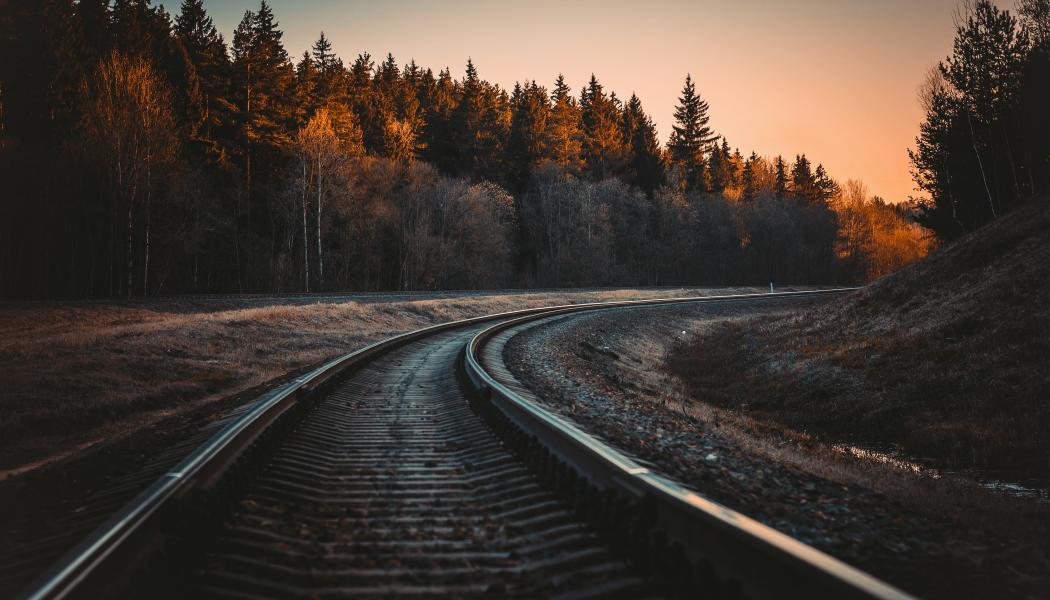 För att möta det ökande behovet av kompetens och arbetskraft från pendlare är ett tågstopp avgörande betydelse. Foto: irina iriser/unsplash