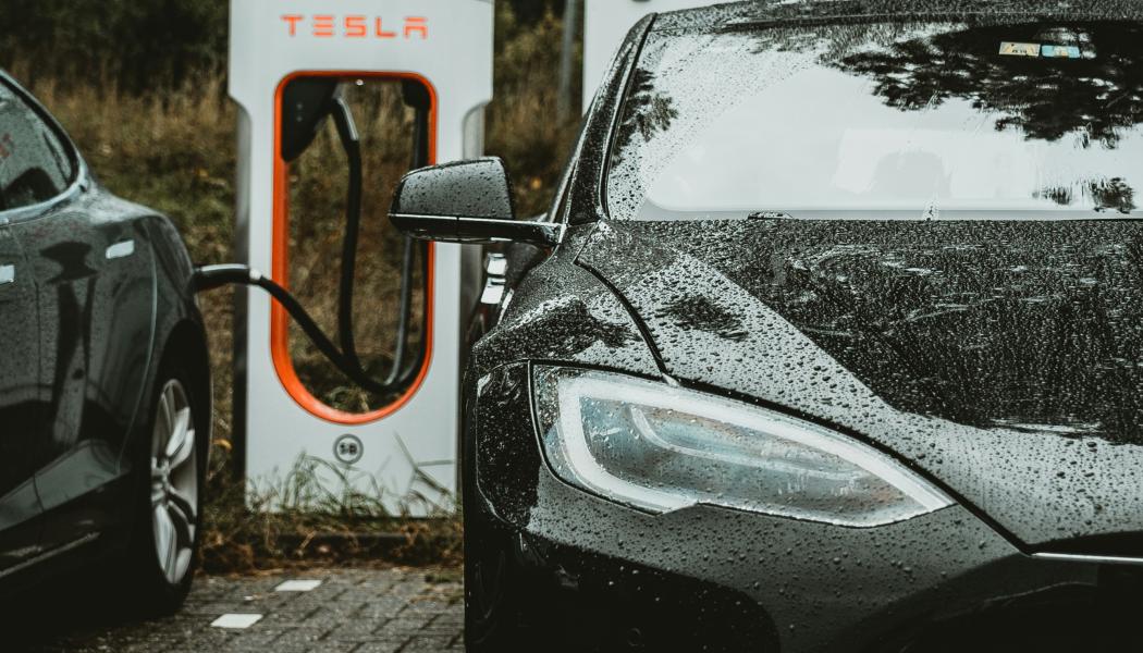 Inga nya laddstationer kommer eventuellt att anslutas till elnätet och allt underhåll av Teslas laddstationer kan även komma att stoppas. Foto: andreas rasmussen/unsplash