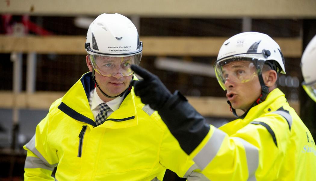 Danska transportministern Thomas Danielsen besökte Femernbygget i Rødbyhavn nyligen. Han för nära dialog med sin tyska kollega om hur det tyska inlandsarbetet fortskrider. Det danska transportministeriet för en pågående dialog med Tyskland om en ny Fehmarnsundstunnel. Enligt departementets uppgifter ska arbetet påbörjas i år. Foto: Femern A/S. 