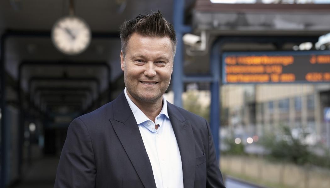 – Längre resor innebär större risk för förseningar, bland annat när tågen närmar sig storstäderna och kan hamna bakom långsammare trafik. I maj 2001 kördes 54 000 persontåg – jämfört med över 93 000 i dag. Den täta trafiken gör att ett stopp snabbt påverkar många resenärer, säger Thomas Andersson, avdelningschef Trafikverket. Foto Pia Tallgren