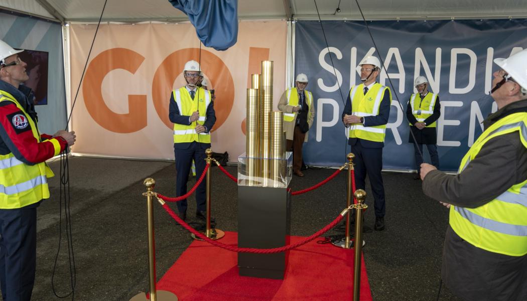 Byggstarten firades med en ceremoni där infrastrukturminister Andreas Carlsson, Göteborg Hamns vd Göran Eriksson, Sjöfartsverkets tillförordnade generaldirektör Joel Smith, och kommunstyrelsens ordförande Jonas Attenius, tillsammans avtäckte en skulptur i mässing. Foto: NCC