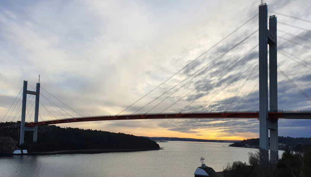 Arbetet med att byta ut 16 snedkablar på Tjörnbron är färdigställt. Foto: Svevia