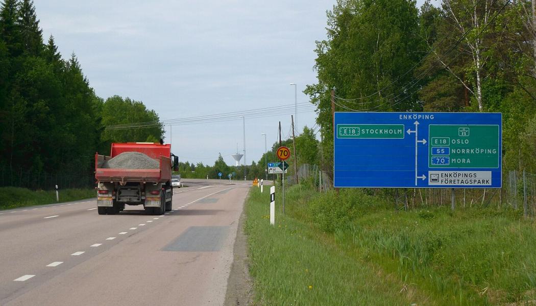 Riksväg 55, vy mot korsningen med motorvägen E18 Foto: Holger.Ellgaard/Wikimedia Commons https://commons.wikimedia.org/wiki/Category:Swedish_national_road_55?uselang=fr#/media/File:Trafikplats_Rv_55_E_18.jpg