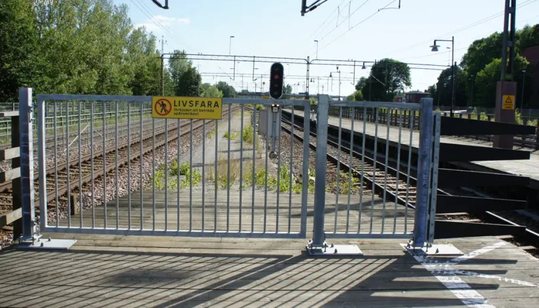 Plattformsgrindar och förstärkt plattformsavslut i Upplands Väsby.
Foto: Trafikverket