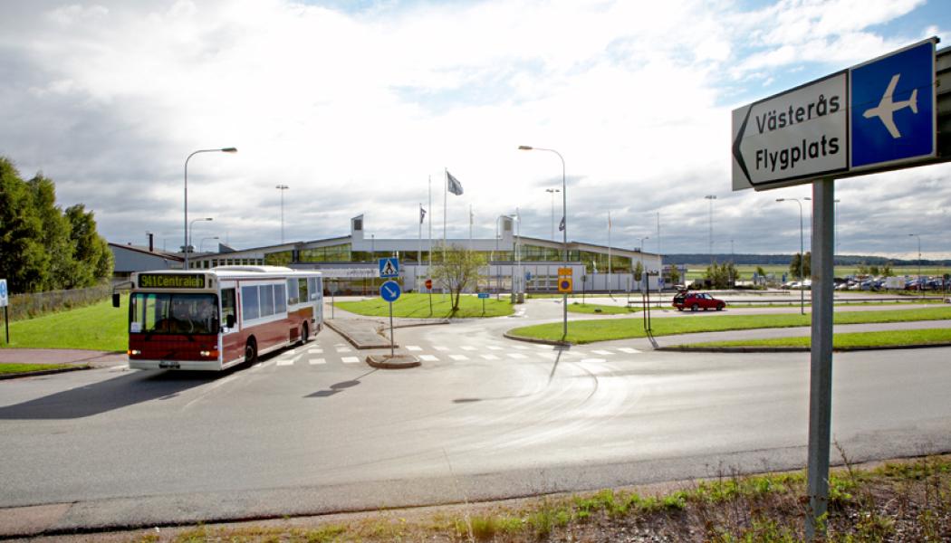 Västerås flygplats nämns som ett exempel i Svenska regionala flygplatsers kritik mot statens styrning av luftfarten. Foto: Dr RdL/Wikimedia Commons/https://commons.wikimedia.org/wiki/File:Transporte-Aeropuerto-V%C3%A4steras.jpg