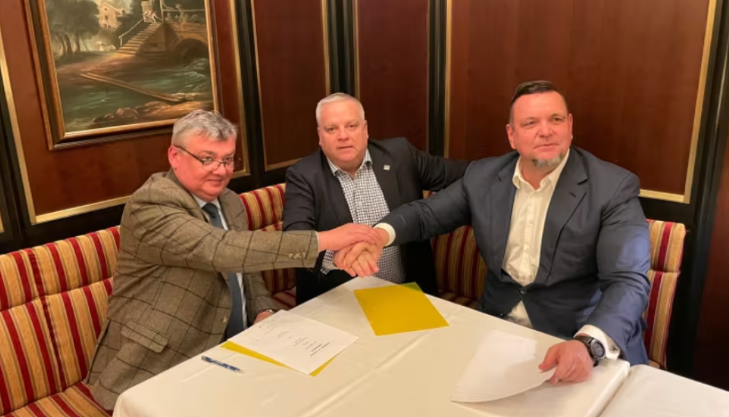 Jaroslaw Kotarski, vd för Unity Line, Jörgen Nilsson, vd för Trelleborgs Hamn och Jacek Wisniewski, vd för Euroafrica, med det nya avtalet. Foto: Trelleborgs Hamn
