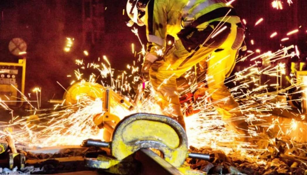 En utmaning i arbetet med ta ikapp järnvägsunderhållet är att kunna utnyttja pengarna och få plats med alla jobb i anläggningen, samtidigt som rekordmånga tåg rullar i spåren och påverkan på trafiken ska hållas så låg som möjligt. Foto: Trafikverket
