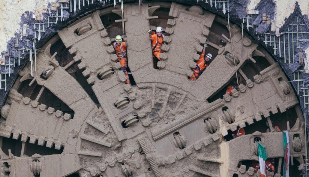 Bilden visar genombrottet i en av de färdigställda HS2-tunnlarna under Chiltern Hills. Tunnlarna visar hög teknisk nivå – men resten av projektet släpar efter. Foto: HS2