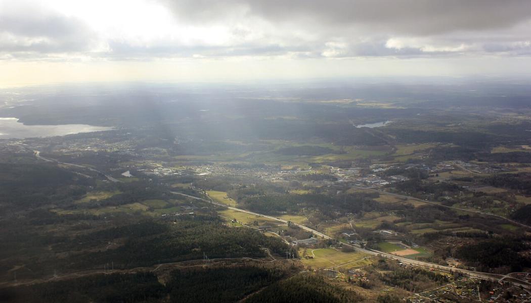 Flygvy över Lerum i  Västra Götaland 2017. Foto: Andrzej Otrębski/Wikipedia Commins/https://commons.wikimedia.org/wiki/File:Lerum_aerial.jpg