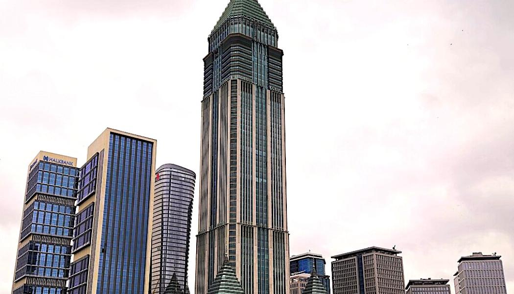 Tornet är en del av Istanbul Financial Center, ett projekt som lanserades i början av 2000-talet i syfte att stärka Turkiets roll på den globala finansmarknaden. Projektet fick officiellt klartecken från regeringen 2009, och sedan dess har omfattande investeringar och lagändringar banat väg för det finansiella centrumets utveckling. Foto: Wikipedia Common, kredit: Ail Subway
	