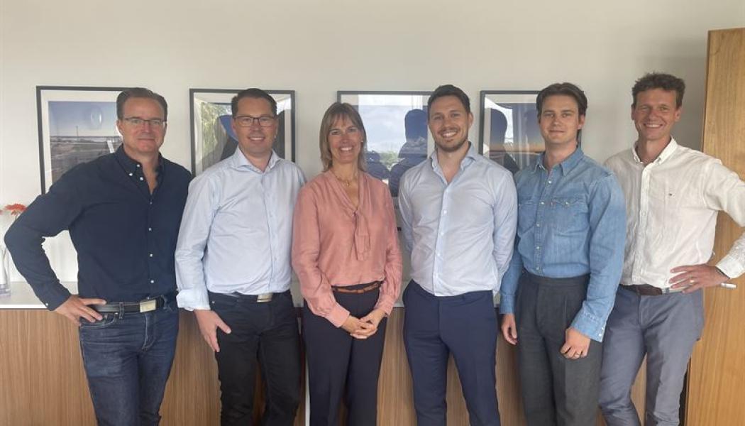 Från vänster: Andreas Dahlner, projektledare och grundare av AVVAtech, Håkan Persson, försäljningsansvarig och grundare av AVVAtech, Andréa Edstrom, CFO Uniwater, Johan Wallén, Förvärvsansvarig Uniwater, Per Christner, Förvärvsanalytiker Uniwater, Claes Rudenholm, VD AVVAtech. Foto: Uniwater