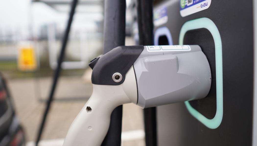 I steg ett handlar det om att ta över driften av kommunens befintliga 160 laddpunkter på de publika parkeringsplatserna. Foto: sophie jonas/unsplash
