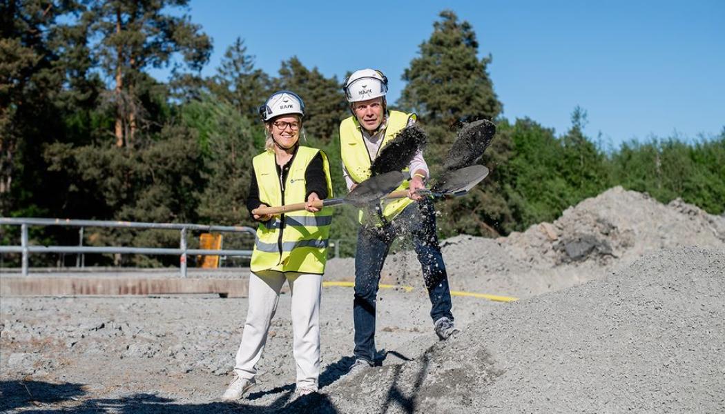 Uppsala Vattens tf. vd Ida Hellrup och styrelseordförande Rickard Malmström tar första spadtaget för vätgastankstationen. Foto: Uppsala Vatten