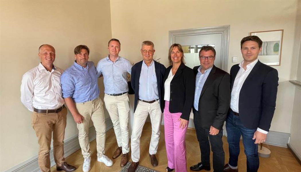 Från vänster till höger Aquasvea: Ola Carlsten, Projektansvarig Väst/Syd, Daniel Ellis, Projektansvarig Öst/Nord, Anders Kristiansson VD, Per-Olof Kull, Partnering och processansvarig Uniwater: Andrea Edström, CFO, Fredrik Jonsson, VD, Johan Wallén, förvärvsansvarig. Foto Uniwater