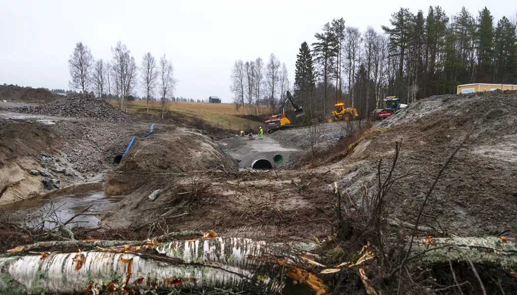 Under två år ska Svevia på uppdrag av Trafikverket, utföra en rad avvattningsåtgärder i Södermanlands län. Foto: Henke Olofsson