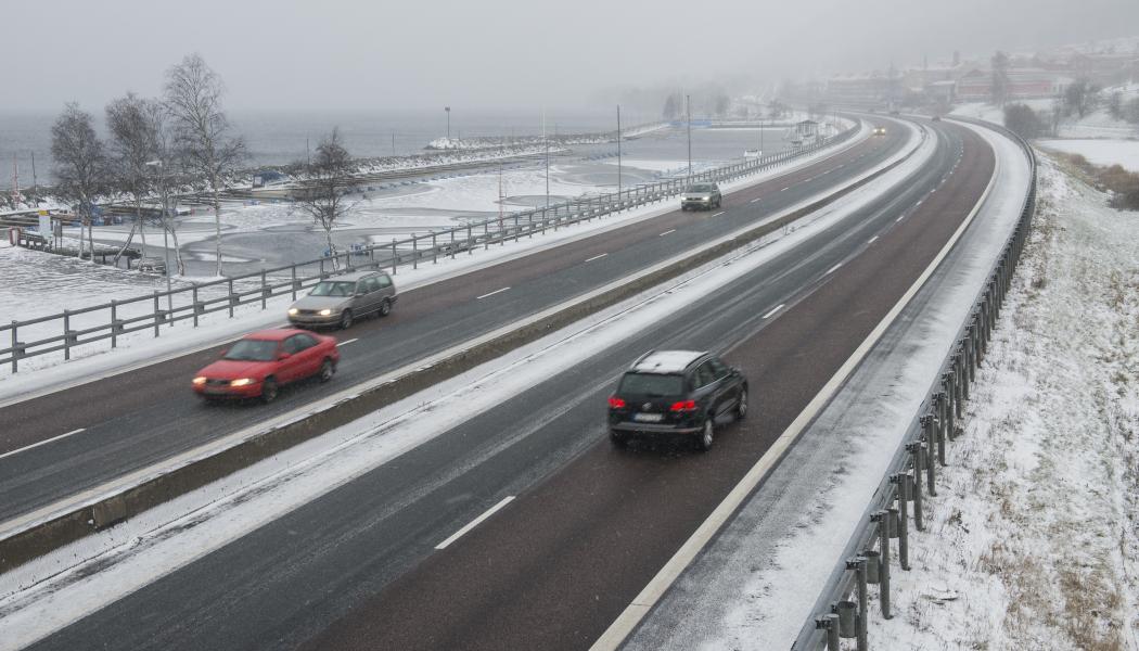 Påkörningar av vägräcken står varje år för betydande kostnader i drift och underhåll av svenska vägar. Foto: Kerstin Ericsson