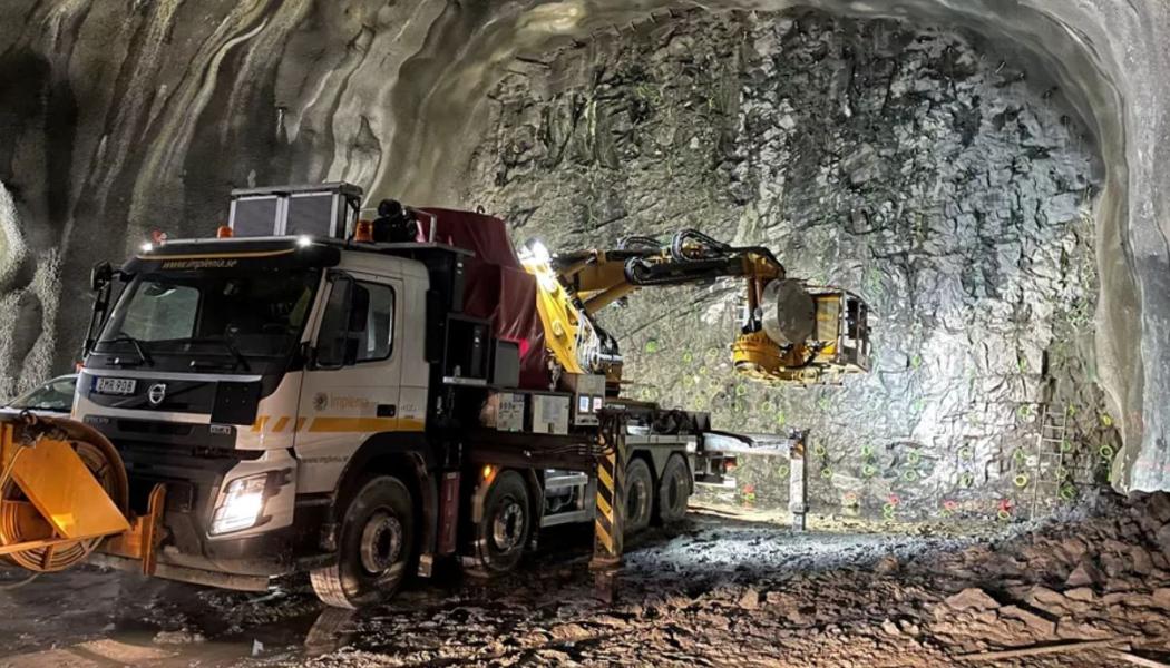 Laddtruck jobbar i tunneln. Foto: Jens Pålsson