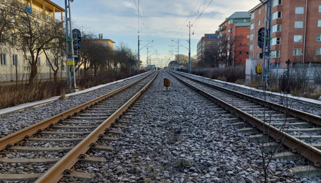 Till hösten kommer plankorsningarna att stängas av för passage och arbetet med tunnlarna planeras påbörjas. Foto: Trafikverket