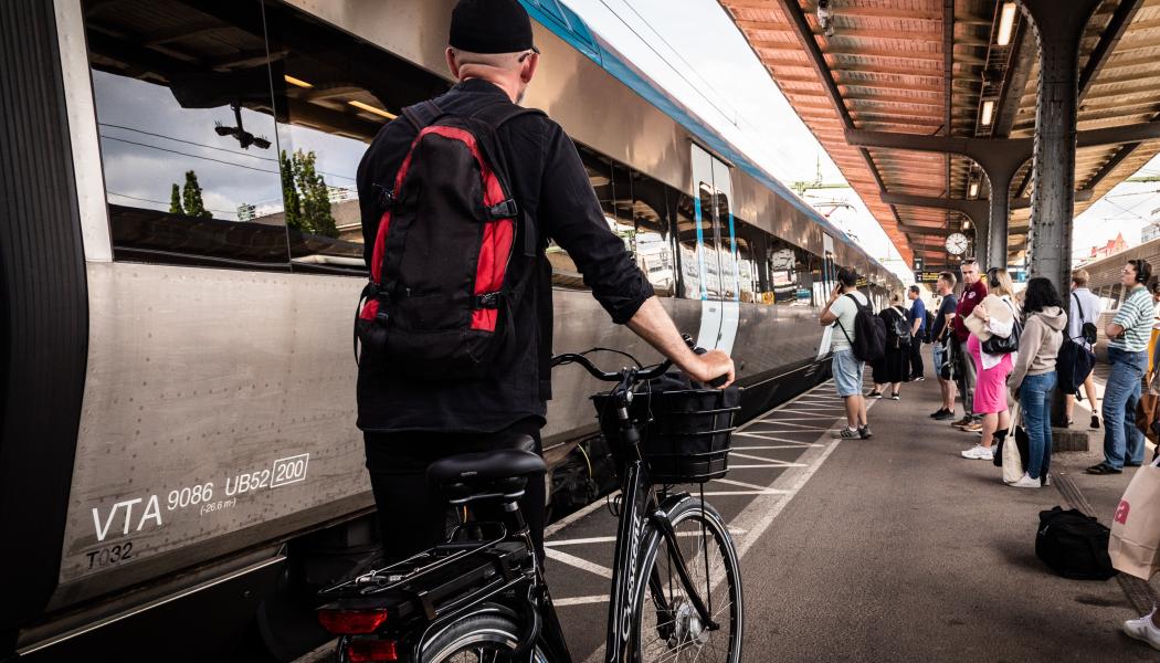 Västtrafiks regionaltåg med cyklist. Foto: Västtrafiks pressbild


