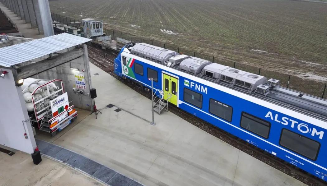 Bilden visar ett av Alstoms tåg som testas vid en påfyllnings- och underhållsanläggning i Rovato. Syftet är att säkerställa lokal försörjning av grön vätgas och slippa beroende av externa leverantörer. Anläggningarna byggs under ett planerat driftuppehåll som pågår till september i år. Foto: FNM