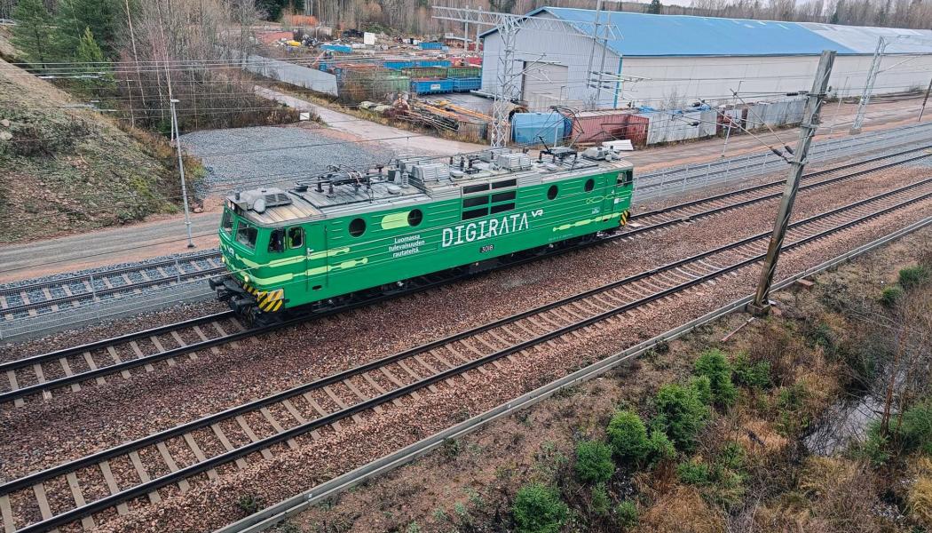 Provloket Sr1 från 1970-talet har fått ett nytt liv som Finlands första lok utrustad med en ETCS- kontrollanordning. Foto: Väylävirasto