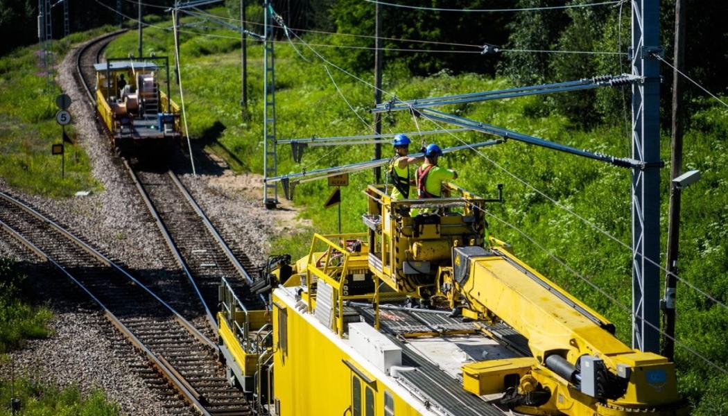 Syftet med spårarbetena är att förbättra kapacitet, punktlighet och trafiksäkerhet samt att förlänga livslängden på hårt belastade banavsnitt. Samtidigt innebär projekten betydande störningar, särskilt under vår, sommar och höst. Foto: VR Track