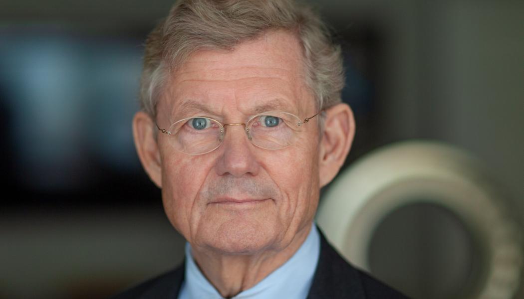 Jacob Wallenberg säger i en intervju med Ekonomikanalen att näringslivet ser framför sig att en större del av godstransporterna kommer att flyttas över till järnvägen, och att det därför är allvarligt att investeringarna i spår och kontaktledningar inte håller jämna steg. Pressbild: Svenskt Näringsliv