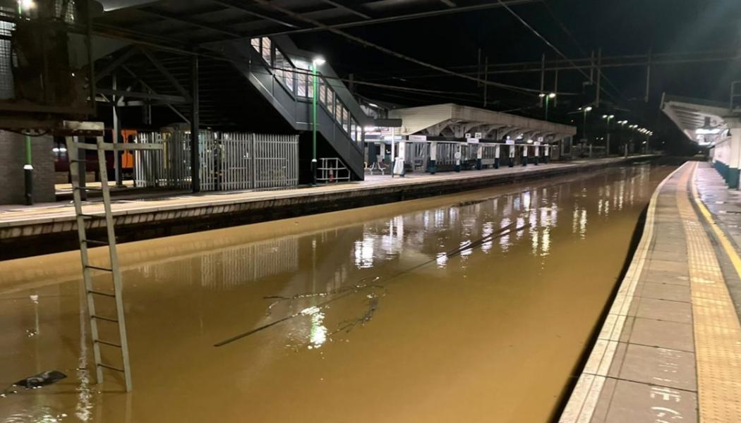 Kanal? flod? nej järnvägen West Coast Main Line i södra England. Foto: Network Rail
