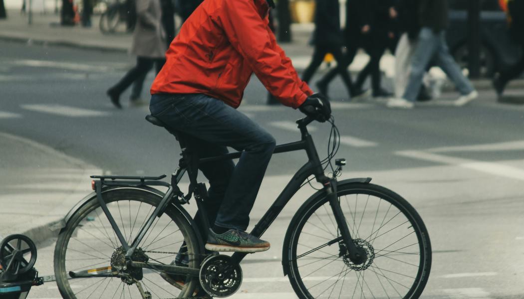 Årets mobilitetsstudie visar en ökning av användningen av eldrivna fordon som elbilar, elsparkcyklar och elcyklar, men tillväxten sker i en långsammare takt jämfört med tidigare års studier. Foto: Tushar Mahajan/Unsplash